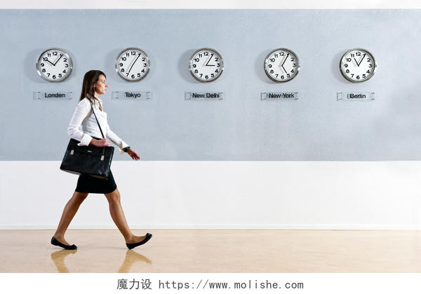 商务女人走过去一排时钟效率提升业绩业绩上涨图片